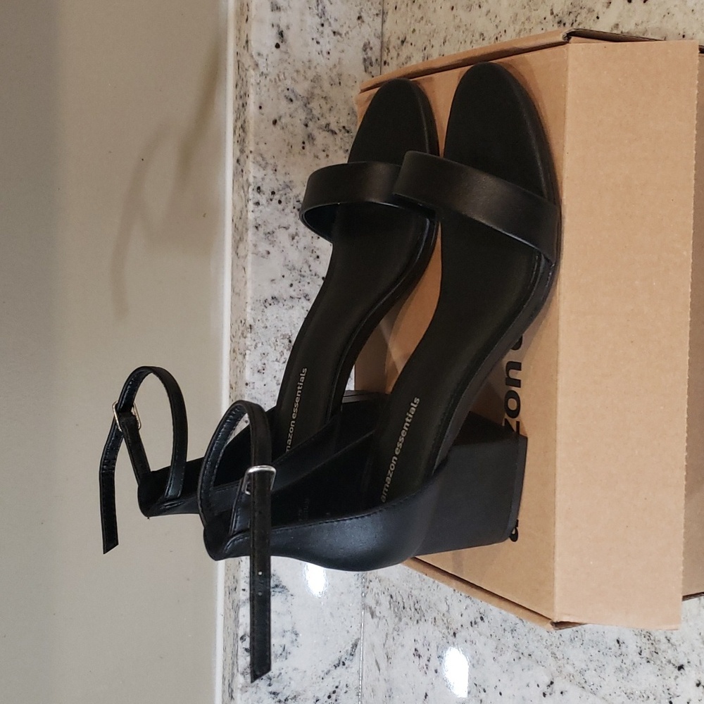 New! Amazon Essentials Sandals with heel in 7W